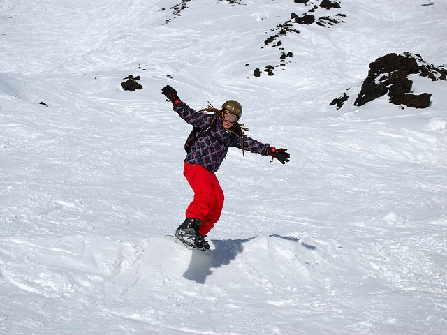  Snowboarden beim Abstieg mit dem Board bei voller Geschwindigkeit 